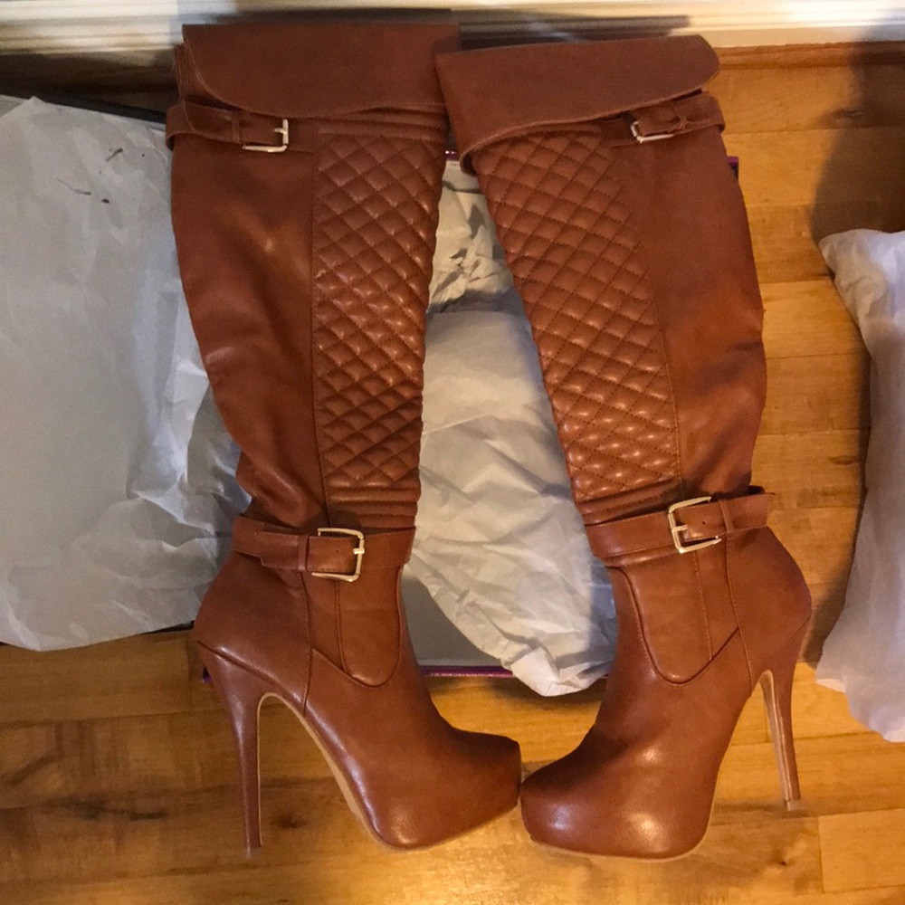 Tan heeled pumps